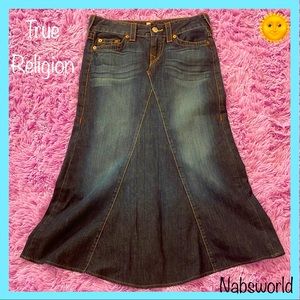 TRUE RELIGION DAKOTA DARK WASH DENIM FLARED SKIRT! 🌞